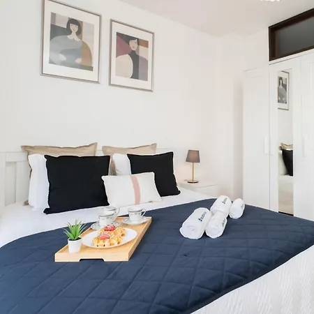 Apartmán Host Wise - Spacious Sunny House With Terrace & Bbq
